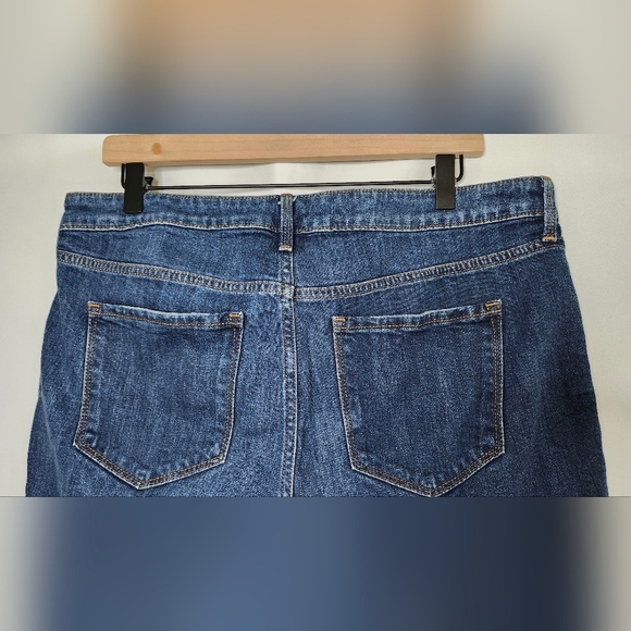Old Navy Women's Short Size 12 Dark Wash Distressed Roll Cuff Beach‎ Tree Casual - Picture 6 of 7